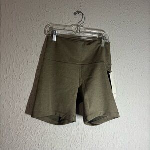 NWT Lululemon Wunder Train HR Short 6"